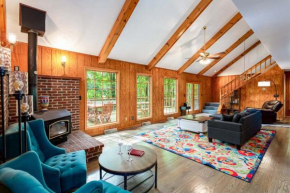 Huge Cabin w Hot Tub, Deck, Pool, Fire Pit, WiFi!